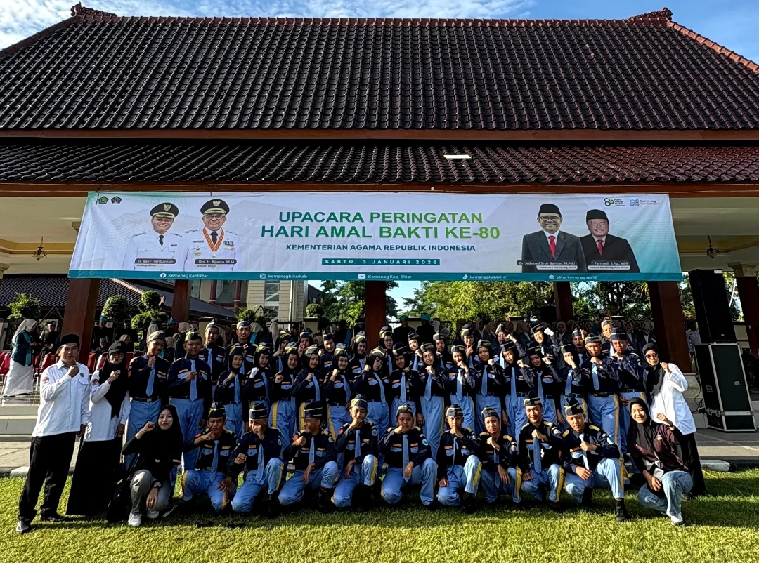 Drum Band Pinang Arum Allstar MTsN 8 Blitar Meriahkan Upacara Hari Amal Bakti Kemenag ke-80