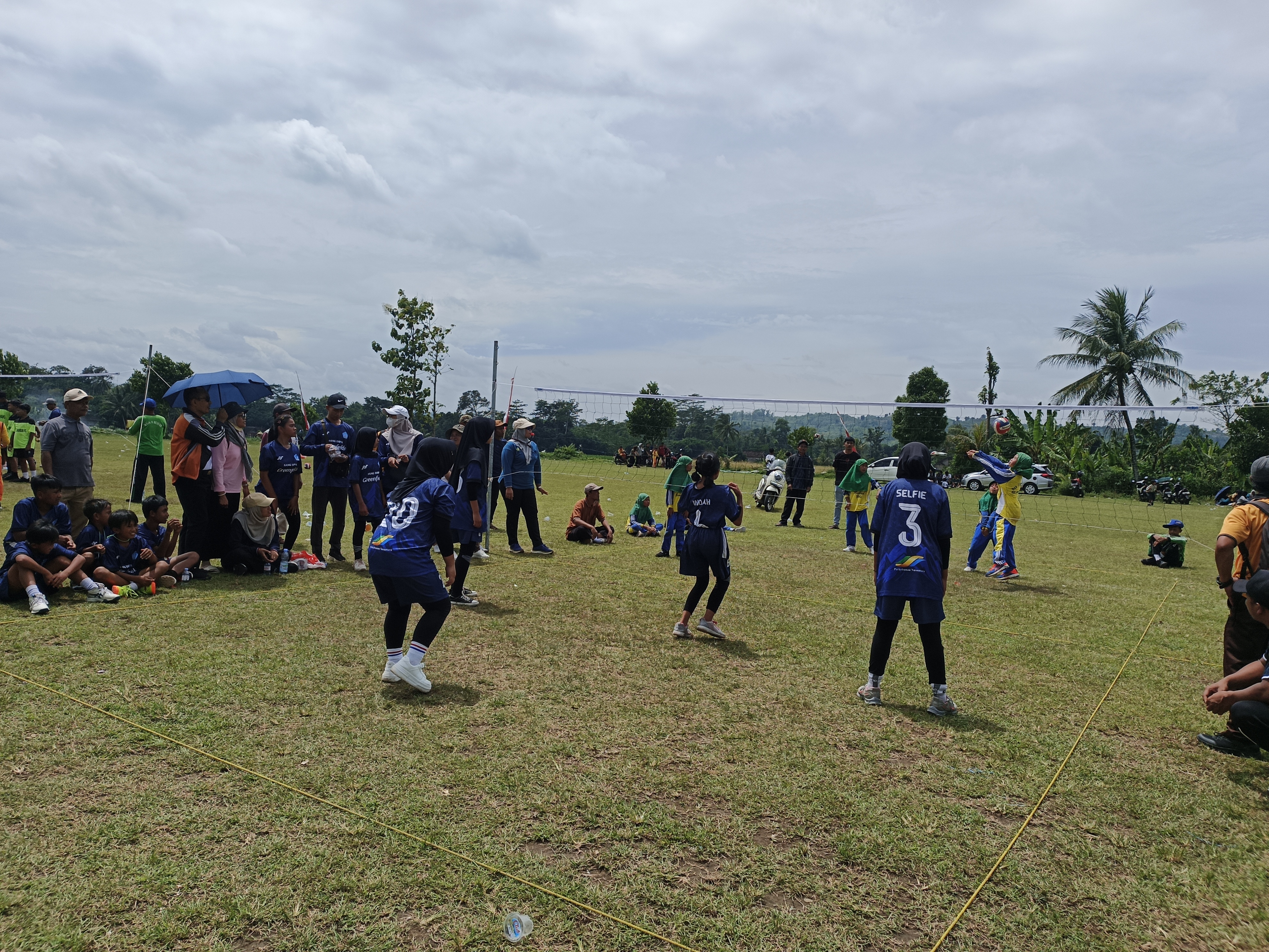 MTsN 8 Blitar Gelar Hari Ketiga AKSIO ke-9: Duel Sengit di Lapangan Voli