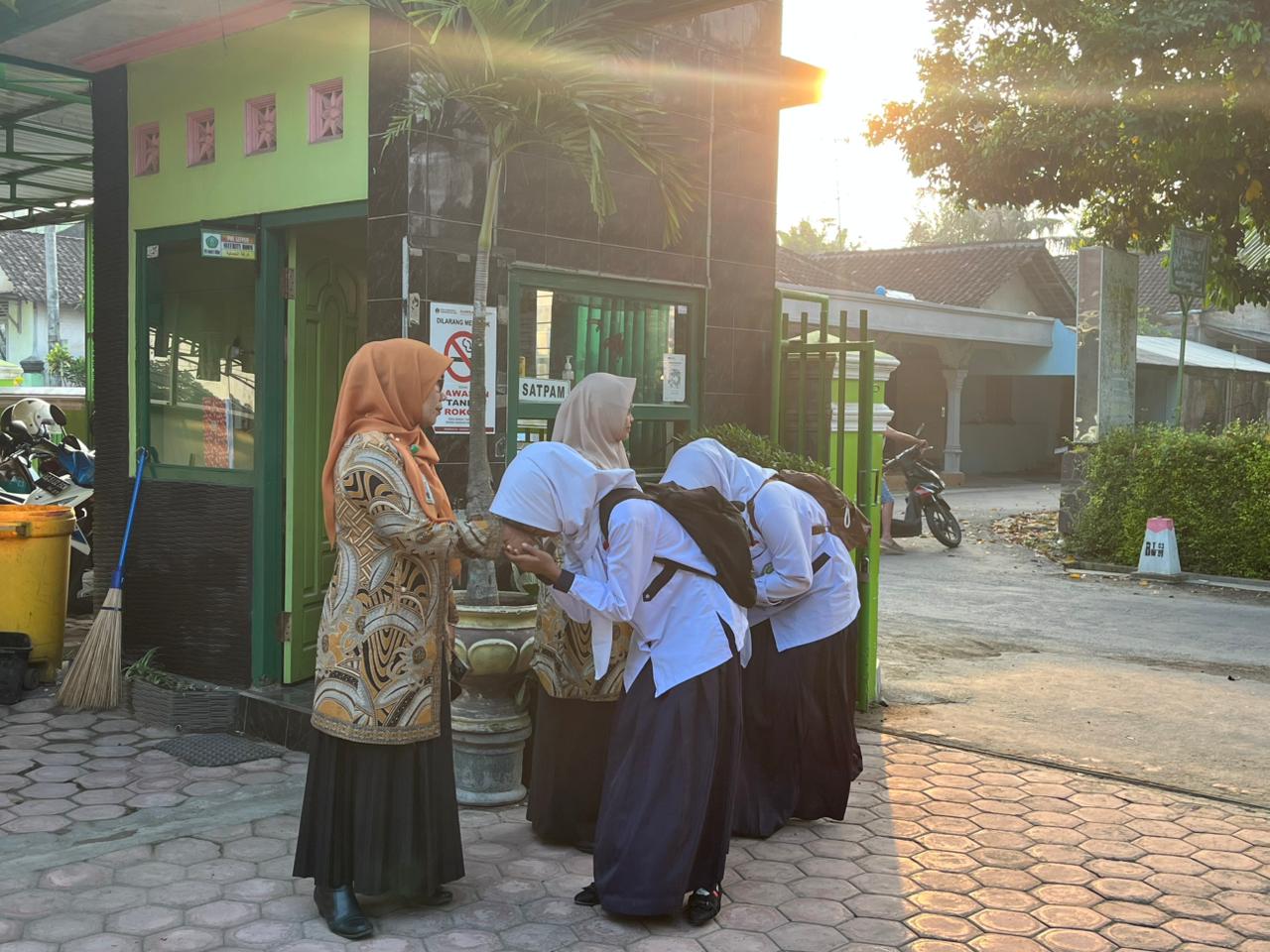 Rutinitas Pagi MTsN 8 Blitar: Budayakan Senyum Sapa dan Pemeriksaan Kedisiplinan Siswa